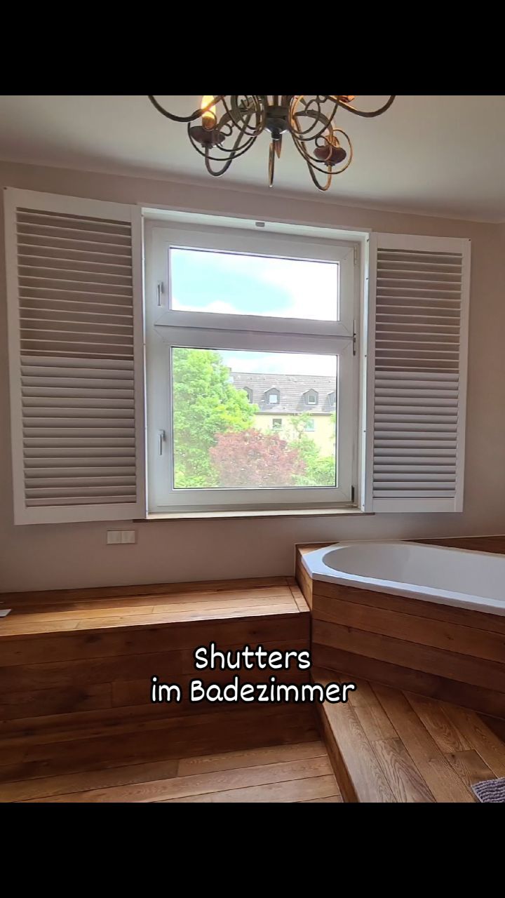 Shutters optimal für Badezimmer.  Die Innenfensterläden sind ein perfekter Sicht- und Sonnenschutz .
.
#interior #planung #interiordesign #handwerk #partenheimer_deco_house #partenheimer #wohnen #sichtschutz #design #weiss #holz #aqualine #eswirdschön #raumausstattung #jasnoshutters #jasnoselectdealer